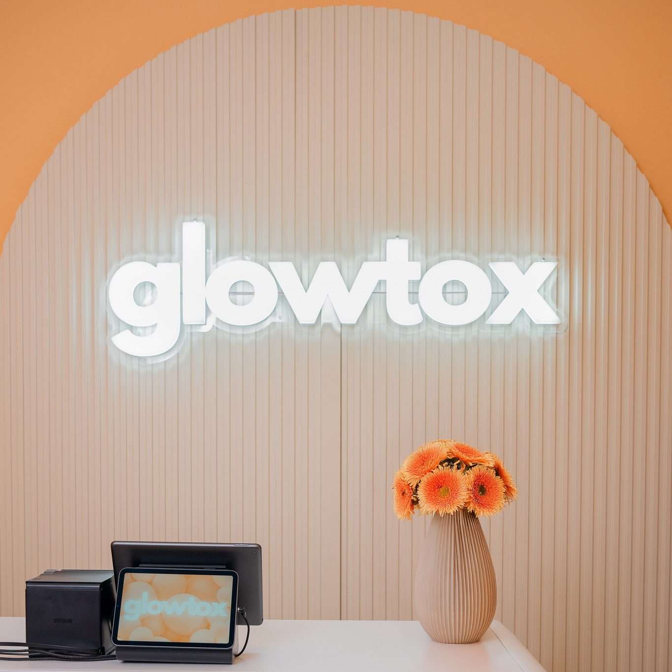 glowtox-bild-praxis_empfangstheke_mit_logo